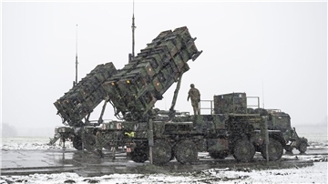 Ein Bundeswehr-Soldat steht Anfang April auf einem Anhänger mit Abschussrampen für Lenkflugkörper des Patriot-Luftabwehrsystems auf einem schneebedeckten Feld im südosten Polens.