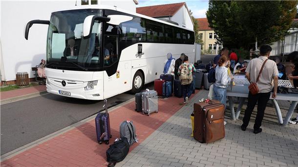 Flug mit über 40 Afghanen in Deutschland gelandet Ein Bus hat Menschen aus Afghanistan, die zuvor mit einem Flugzeug am Flughafen Hannover gelandet sind, in das Grenzdurchgangslager Friedland gefahren.