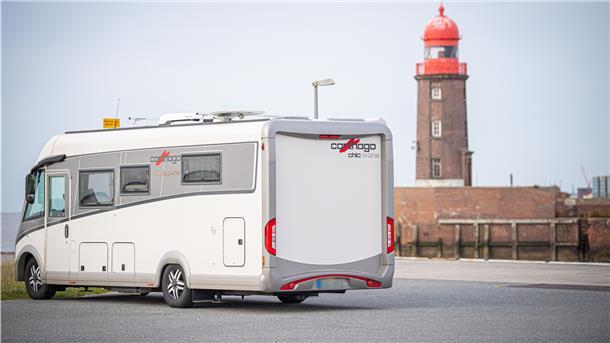 Ein Campingwagen steht an der Mole in Bremerhaven.
