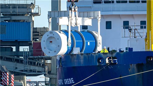 Ein Castor-Behälter wird im Privathafen von Rhenus Midgard in Nordenham von Bord des Spezialfrachters „Pacific Grebe" gehievt. 