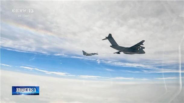 Chinas Militär simuliert Präzisionsschläge gegen Taiwan Ein chinesischer Kampfjet bei einem Luftbetankungsmanöver an einem nicht näher bezeichneten Ort.