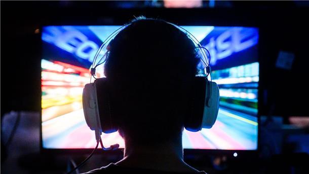 Verbraucher geben weniger Geld für Computerspiele aus Ein Computerspieler bei der Messe Gamevasion in Hannover 2024.