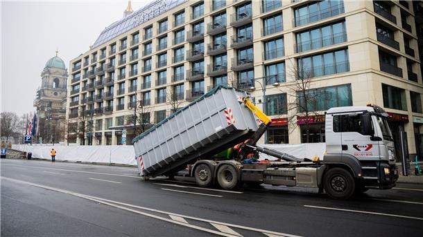 Ein Container mit Schutt wird nach dem Platzen eines Groß-Aquarium in einer Berliner Hotellobby auf einen LKW geladen.