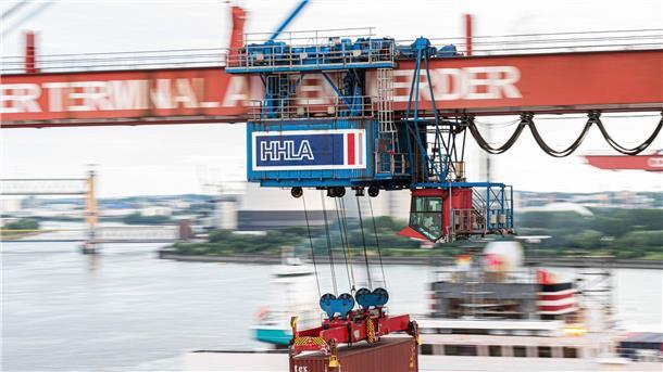 Hafenkooperation von Hamburg und MSC kommt voran Ein Container wird auf dem Container-Terminal Altenwerder im Hamburger Hafen mit einer Containerbrücke auf ein Schiff geladen.