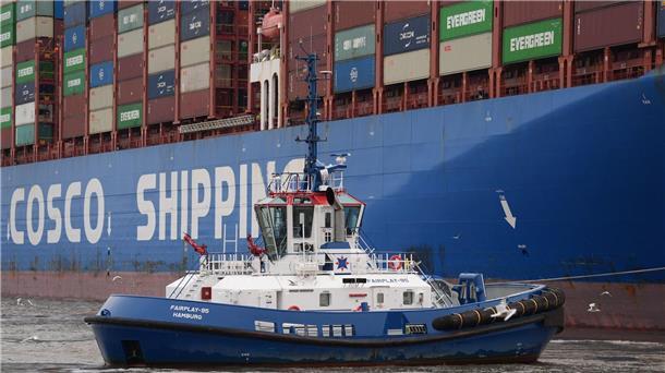 Ein Containerschiff der chinesischen Reederei Cosco bringt Waren nach Deutschland. (Symbolbild) 