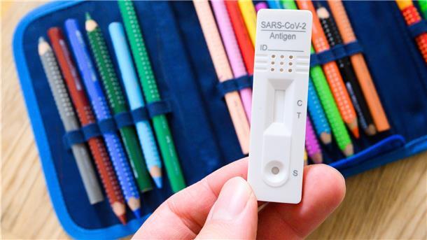 Ein Corona-Selbsttest gehört jetzt zur Ausstattung für Grundschüler in Niedersachsen und im Land Bremen.