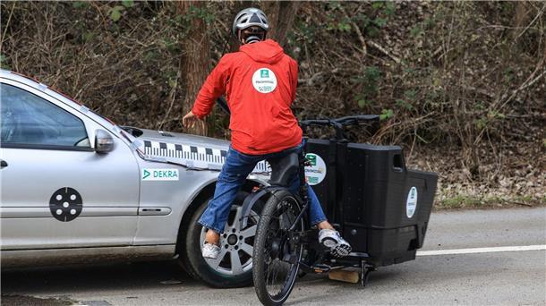 Risiken mit Lastenrädern sind nicht zu unterschätzen Ein Crashtest simuliert die Kollision eines Autos mit einem Lastenfahrrad.