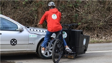 Ein Crashtest simuliert die Kollision eines Autos mit einem Lastenfahrrad.