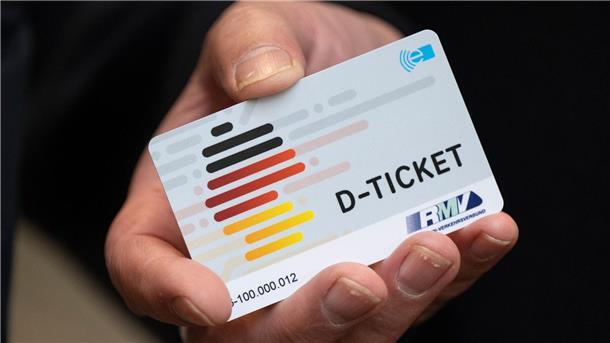 Deutschlandticket - Was man zum Kauf wissen muss Ein „D-Ticket“ im Chipkartenformat.