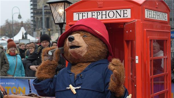 Ein Darsteller im Kostüm des Paddington-Bären in Berlin.