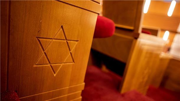 Antisemitische Verschwörungsmythen in Österreich verbreitet Ein Davidstern ist in einem Gebetsraum in einer Bank eingraviert. (Archivbild)