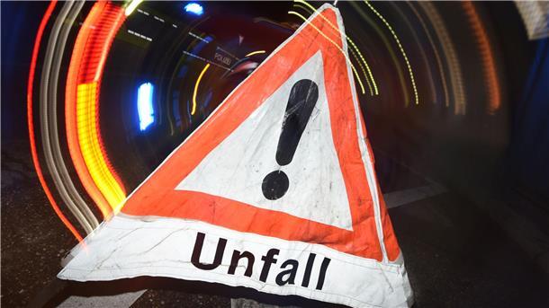 Dieselspur auf der Fahrbahn: Zwei Autofahrer verunglücken Ein Warndreieck mit dem Schriftzug "Unfall".