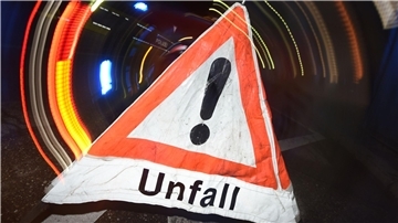 Ein Warndreieck mit dem Schriftzug "Unfall".