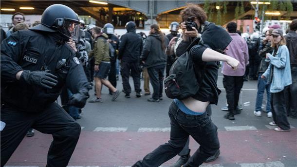 Friedlicher 1. Mai - Video von aggressiven Polizisten Ein Demonstrant rennt vor einem Polizisten davon. Unter dem Motto „Revolutionärer 1. Mai“ hatten linke und linksradikale Gruppen zu einer Demonstration am Tag der Arbeit aufgerufen.
