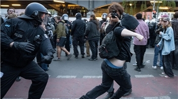 Ein Demonstrant rennt vor einem Polizisten davon. Unter dem Motto „Revolutionärer 1. Mai“ hatten linke und linksradikale Gruppen zu einer Demonstration am Tag der Arbeit aufgerufen.