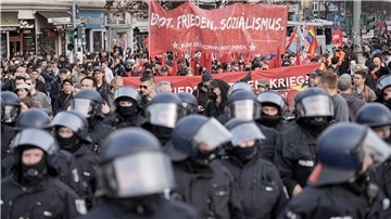 Ein Demonstrationszug am 1. Mai 2023: In diesem Jahr rechnet die Polizei mit aggressiven Demonstranten sowie Angriffen mit Flaschen- und Steinwürfen.