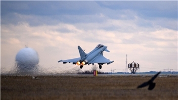 Ein deutscher Eurofighter startet in Rumänien (Symbolbild).