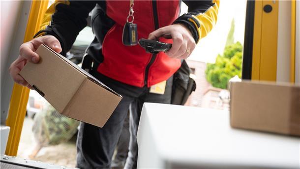 Artikel der Woche: Sieben Themen, die in dieser Woche für Aufsehen gesorgt haben Ein DHL-Mitarbeiter sollen Pakete ausliefern - nicht stehlen. Ein Paketbote aus Bremerhaven hat das anders gesehen und wurde bei seinem dreisten Diebstahl gefilmt. (Symbolbild)