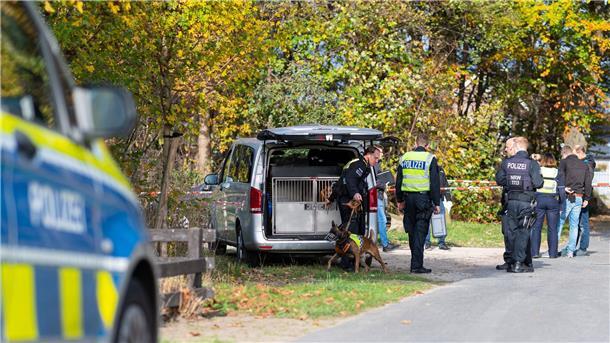 Ein Diensthundeführer der Polizei an dem Waldstreifen, in dem die 13-Jährige aufgefunden wurde.