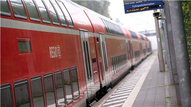 Ein doppelstöckiger Regionalzug der Deutschen Bahn fährt durch einen Bahnhof (Symbolbild)