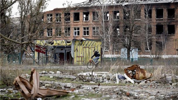 Ein durch Beschuss völlig zerstörtes Gebäude in der ukrainischen Stadt Isjum.