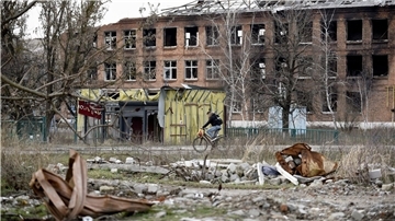 Ein durch Beschuss völlig zerstörtes Gebäude in der ukrainischen Stadt Isjum.