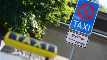 Ein E-Taxi an einer Schnellladesäule am S-Bahnhof Eidelstedt in Hamburg.