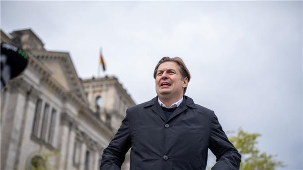 Mutmaßlicher Spion aus Büro von Krah wollte für BND arbeiten Ein ehemaliger Mitarbeiter von Maximilian Krah steht unter dem Verdacht der Spionage für China.
