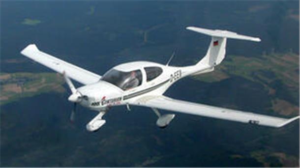Nachgefragt: So wird man in Nordenham Pilot Ein Flugzeug fliegt über die Landschaft.
