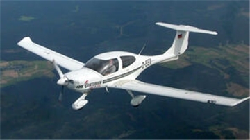 Ein Flugzeug fliegt über die Landschaft. 
