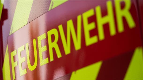 54 Jahre alte Frau stirbt bei Scheunenbrand in Salzgitter Ein Einsatzfahrzeug der Feuerwehr.