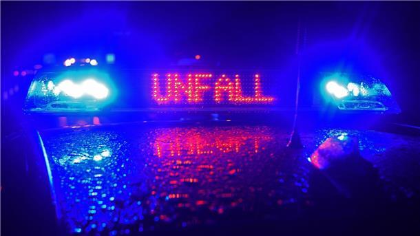Ein Einsatzwagen der Polizei steht an einer Unfallstelle.