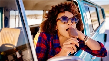 Ein Eis schmeckt auch am Steuer, aber darf man das auch?