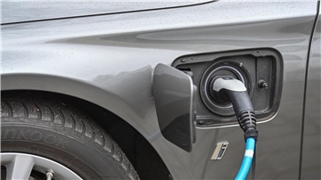 Ein Elektrofahrzeug der Marke BMW wird an einer Ladesäule aufgeladen.