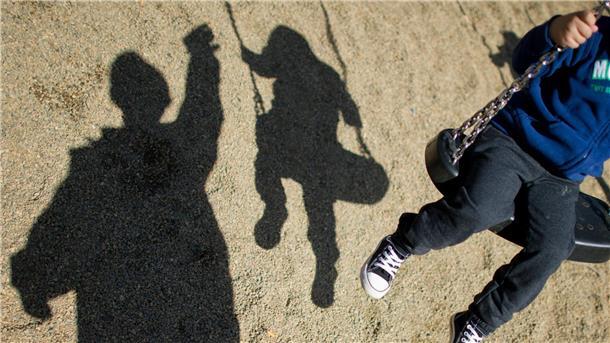 Bewegungsmangel bei Kindern: Liegt es an den Eltern? Ein Elternteil bewegt sich mit seinem Kind - der Optimalfall.