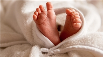 Babyfüße eingewickelt in eine Decke