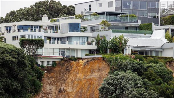 Ein Erdrutsch hat sich nahe eines Hauses in Auckland gelöst, verursacht durch anhaltend nasses Wetter wegen Zyklon Gabrielle.
