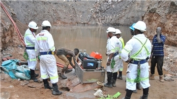 Ein Erdrutsch nach schweren Regenfällen hat in Sambia zum Einsturz einer Mine geführt.
