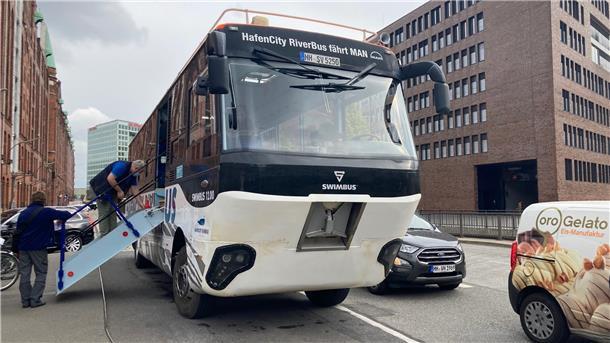 Ein Erfolgsmodell: Der Riverbus in Hamburg begeistert die Mitfahrer an Land und vor allem auf dem Wasser. Und wegen Corona gibt es sogar kurzfristig freie Plätze.