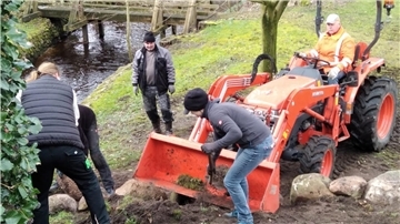 Mit dem Einsatz vieler Hände ist an der Wassermühle ein neues Beet entstanden.