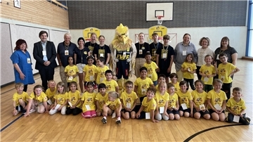 Ein Erinnerungsfoto mit EWE Baskets Maskottchen Hubird gab es zum Abschluss des BASKita-Festes an der OBS I. 