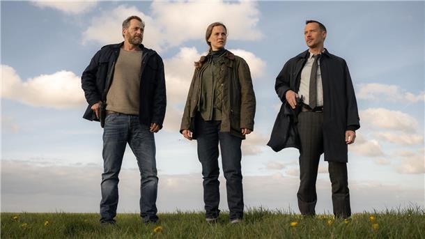 Kannibalismus an der Nordsee: Der neueste Ostfriesenkrimi Ein Ermittler-Team auf individuellen Abwegen (von links nach rechts): Frank Weller (Christian Erdmann), Ann Kathrin Klaasen (Picco von Groote) und Rupert (Barnaby Metschurat; Archivbild).