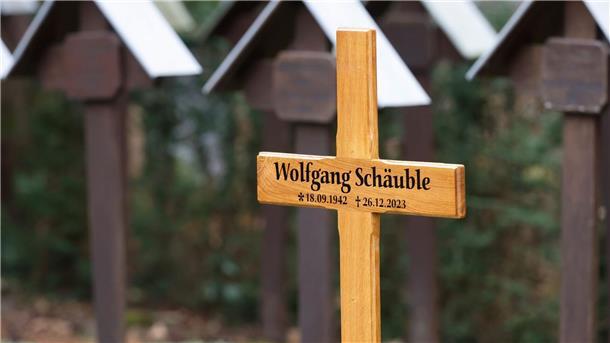 Ein etwa 1,20 Meter tiefes Loch ist an Schäubles Grab ausgehoben worden.