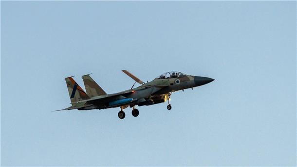 Israel wägt nach Irans Angriff Optionen ab Ein F-15-Kampfflugzeug der israelischen Luftwaffe vor der Landung auf einem Luftwaffenstützpunkt in Zentralisrael.