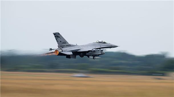 Luftwaffen-Inspekteur: Deutschland ist Drehscheibe für Nato Ein F-16 Kampfflugzeug der US Air Force startet zum Abschluss des Luftwaffen-Manöver „Air Defender 2023“. An dem Manöver unternahmen etwa 10.000 Soldaten 1808 Übungsflüge.