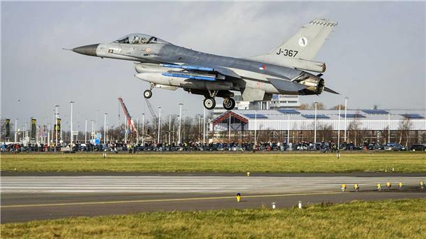 Ein F-16-Kampfjet der niederländischen Luftwaffe landet während einer Militärübung auf dem Flughafen Schiphol. Die Niederlande und Dänemark wollen Jets dieser Art an die Ukraine liefern.