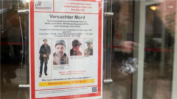 Ermittler bitten um Hinweise zu Ex-RAF-Terroristen Ein Fahndungsplakat des LKA Niedersachsen mit der Fahndung nach zwei ehemaligen Mitgliedern der Rote-Armee-Fraktion (RAF)hängt im Landgericht Verden.