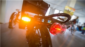 Ein Fahrradblinker an einem Liegerad. Die Bundesregierung will nun Blinker für alle Fahrräder beim Abbiegen erlauben.