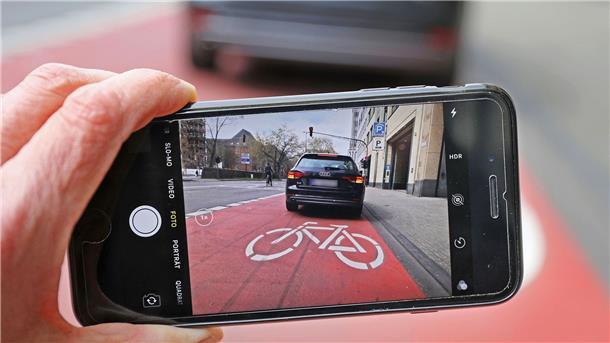 Bürger dürfen Falschparker für Anzeige fotografieren Ein Falschparker auf einem Radfahrstreifen.