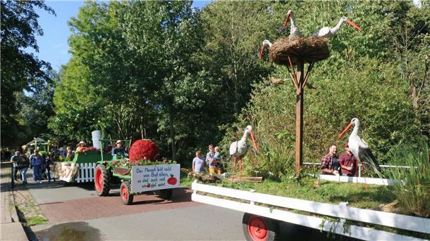 Ein farbenprächtiger Umzug mit 25 Wagen 